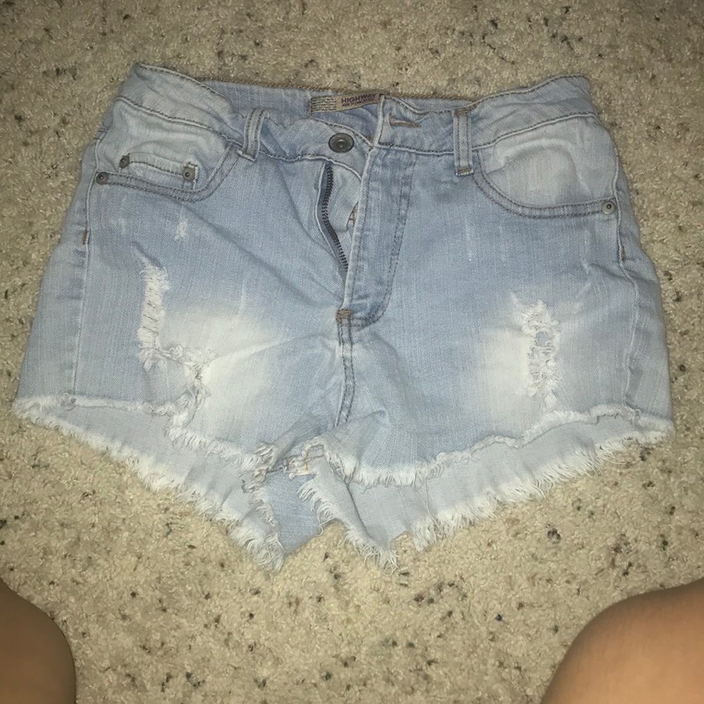 Adorable Distressed shorts